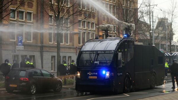 Полиция использует водомет для разгона толпы во время акции протеста против ограничений, введенных для сдерживания коронавируса (24 января 2021). Амстердам - Sputnik Армения
