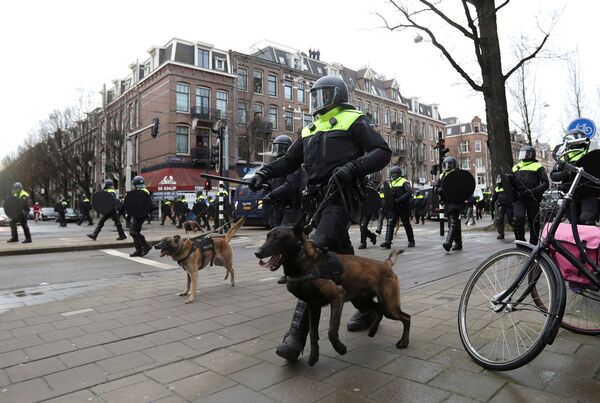 Полицейские с собаками во время акции протеста против ограничений, введенных для сдерживания коронавируса (24 января 2021). Амстердам - Sputnik Армения