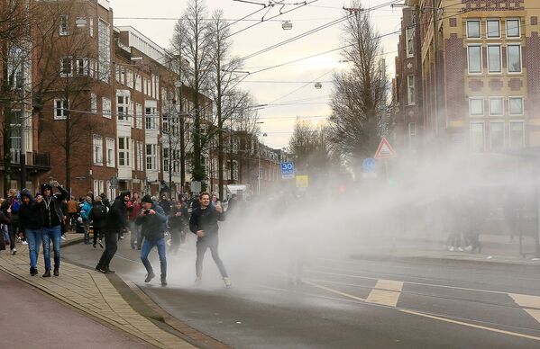 Полиция использует водомет для разгона толпы во время акции протеста против ограничений, введенных для сдерживания коронавируса (24 января 2021). Амстердам - Sputnik Армения