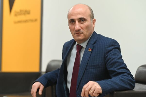 Самороспуск парламента, Пашинян и Конституция: чем чреват проект фракции Мой шаг Самороспуск парламента, Пашинян и Конституция: чем чреват проект фракции Мой шаг - Sputnik Армения