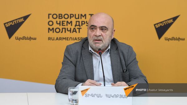 Председатель Национальной комиссии по телевидению и радио Армении Тигран Акопян на пресс-конференции в мультимедийном пресс-центре Sputnik Армения (27 января 2021). Еревaн - Sputnik Армения