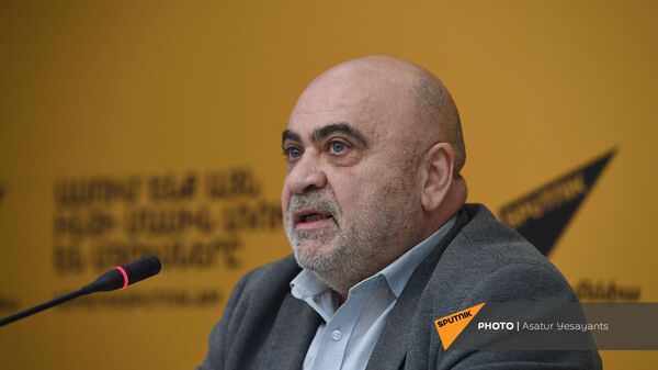 Председатель Национальной комиссии по телевидению и радио Армении Тигран Акопян на пресс-конференции в мультимедийном пресс-центре Sputnik Армения (27 января 2021). Еревaн - Sputnik Արմենիա