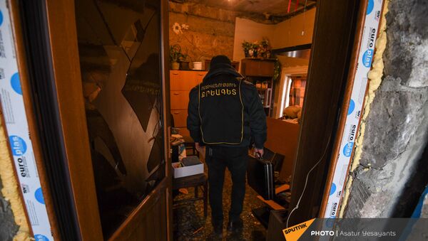 Сотрудники следственного отдела в доме мужчины, взявшего в заложники 3-летнего сына (27 января 2021). Еревaн - Sputnik Արմենիա