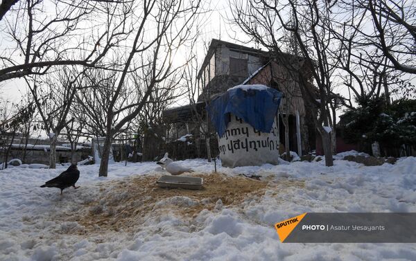 Двор дома мужчины, взявшего в заложники 3-летнего сына (27 января 2021). Еревaн - Sputnik Армения