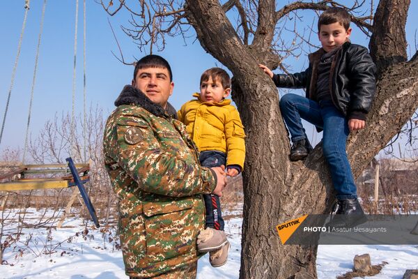 Մայոր Անդրանիկ Մեսրոպյանը որդիների հետ (26 հունվարի, 2021), Արմավիր - Sputnik Արմենիա