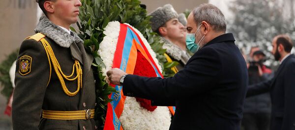 Премьер-министр Никол Пашинян, спикер Парламента Арарат Мирзоян и министр обороны Вагаршак Арутюнян посетили военный пантеон Ераблур (28 января 2021). Еревaн Премьер-министр Никол Пашинян, спикер Парламента Арарат Мирзоян и министр обороны Вагаршак Арутюнян посетили военный пантеон Ераблур (28 января 2021). Еревaн - Sputnik Армения