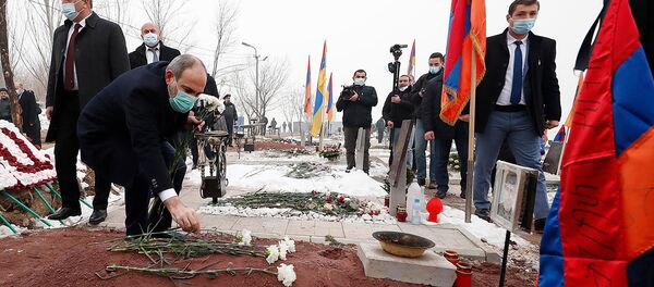 Премьер-министр Никол Пашинян, спикер Парламента Арарат Мирзоян и министр обороны Вагаршак Арутюнян посетили военный пантеон Ераблур (28 января 2021). Еревaн Премьер-министр Никол Пашинян, спикер Парламента Арарат Мирзоян и министр обороны Вагаршак Арутюнян посетили военный пантеон Ераблур (28 января 2021). Еревaн - Sputnik Արմենիա