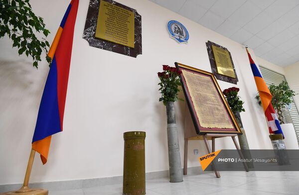 Մենք ձեզ պարտք մնացինք... ԵՊԲՀ–ում հարգանքի տուրք մատուցեցին սպիտակ խալաթներով հերոսներին - Sputnik Արմենիա