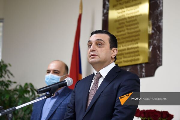 Մենք ձեզ պարտք մնացինք... ԵՊԲՀ–ում հարգանքի տուրք մատուցեցին սպիտակ խալաթներով հերոսներին - Sputnik Արմենիա