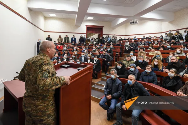 Спасая жизни на войне: в Ереванском медуниверситете чтят память героев в белых халатах Спасая жизни на войне: в Ереванском медуниверситете чтят память героев в белых халатах - Sputnik Армения