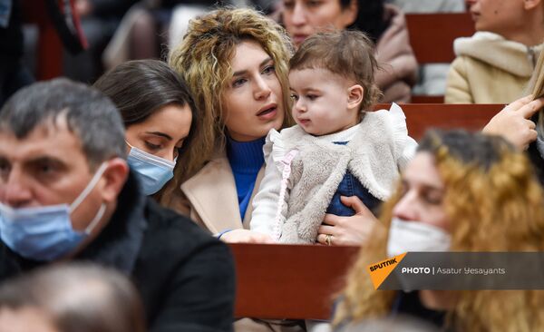 Մենք ձեզ պարտք մնացինք... ԵՊԲՀ–ում հարգանքի տուրք մատուցեցին սպիտակ խալաթներով հերոսներին - Sputnik Արմենիա