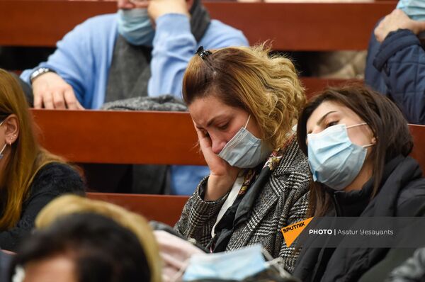 Մենք ձեզ պարտք մնացինք... ԵՊԲՀ–ում հարգանքի տուրք մատուցեցին սպիտակ խալաթներով հերոսներին - Sputnik Արմենիա