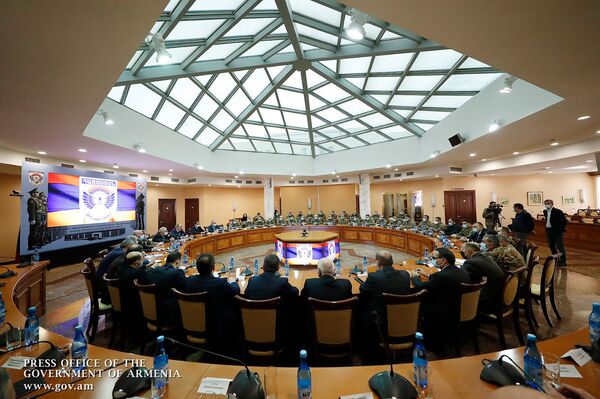 Пашинян на встрече с генералитетом назвал основную задачу на ближайшее время - Sputnik Армения