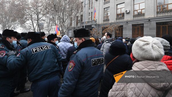 Полицейские и участники митинга оппозиции у здания Генпрокуратуры Армении (28 января 2021). Еревaн - Sputnik Армения