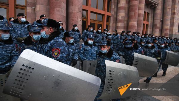 Полицейские со щитами на площади Республики во время митинга оппозиции (28 января 2021). Еревaн - Sputnik Արմենիա