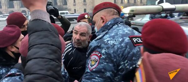 Իսրայել Հակոբկոխյանին բերման ենթարկեցին Հանրապետության հրապարակից Իսրայել Հակոբկոխյանին բերման ենթարկեցին Հանրապետության հրապարակից - Sputnik Արմենիա