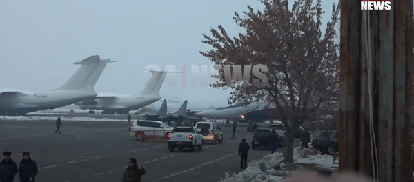  Борт с армянскими военнопленными приземлился в аэропорту Эребуни - Sputnik Армения