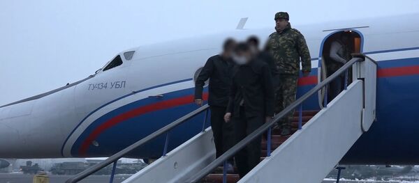 Кадры из аэропорта Эребуни: армянские пленные спускаются с трапа самолёта - Sputnik Արմենիա