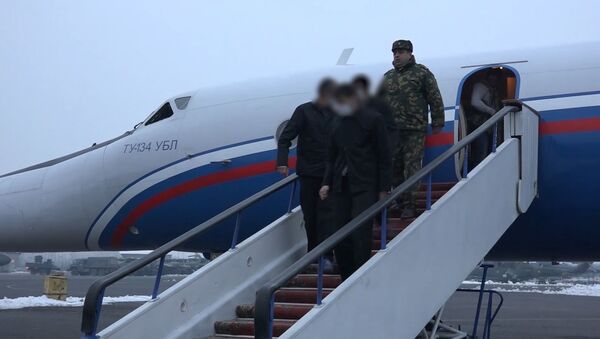 Кадры из аэропорта Эребуни: армянские пленные спускаются с трапа самолёта - Sputnik Արմենիա