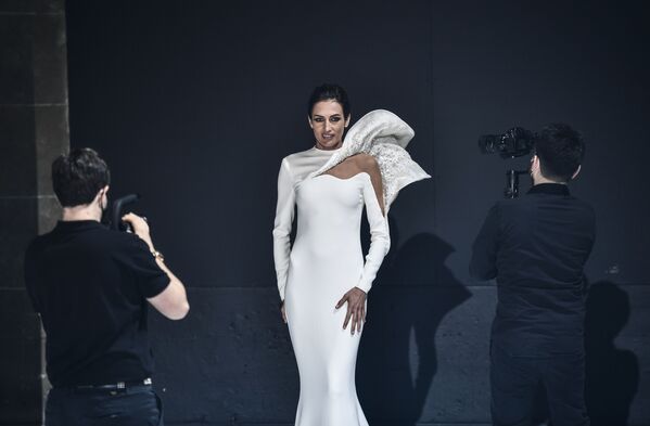 Մոդելը Paris Haute Couture Fashion Week–ում ներկայացնում է  ֆրանսիացի դիզայներ Ստեֆան Ռոլանի զգեստը։
 - Sputnik Արմենիա