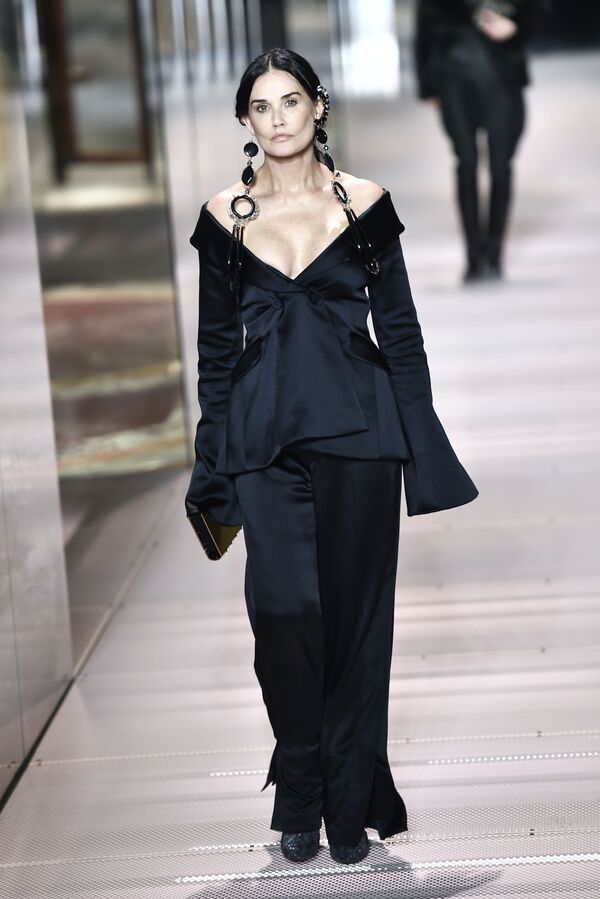 Դերասանուհի Դեմի Մուրը Փարիզում բարձր նորաձևության շաբաթվա շրջանակում Fendi–ի ապրանքանիշի 2021 թվականի գարուն–ամառ հավաքածուի ցուցադրությանը։ - Sputnik Արմենիա