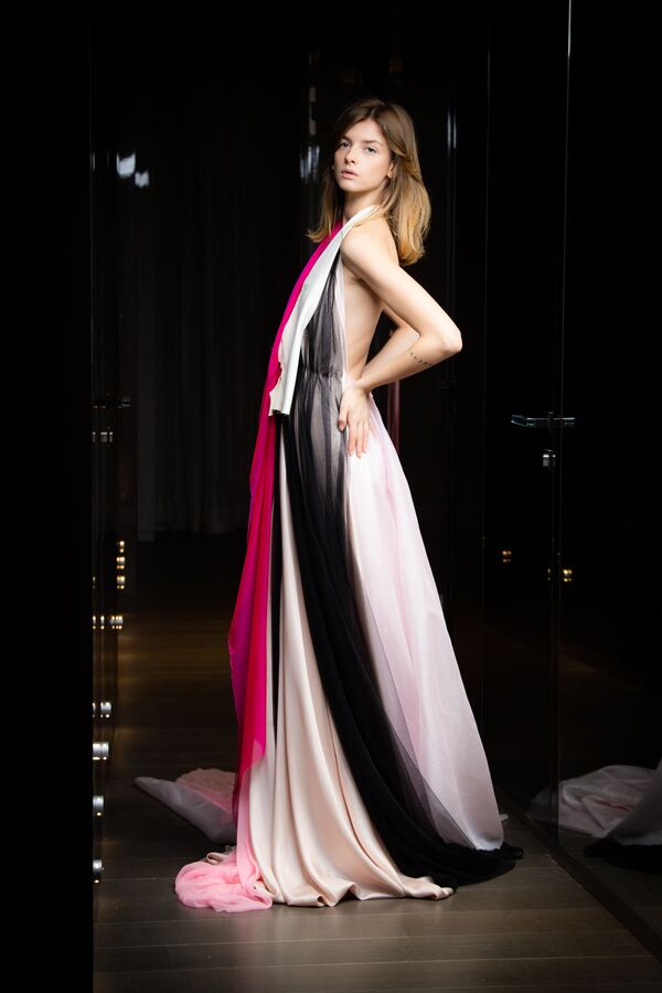 Модель демонстрирует работу итальянского дизайнера Sofia Crociani из коллекции Aelis Весна-Лето 2021 во время Недели высокой моды в Париже - Sputnik Армения