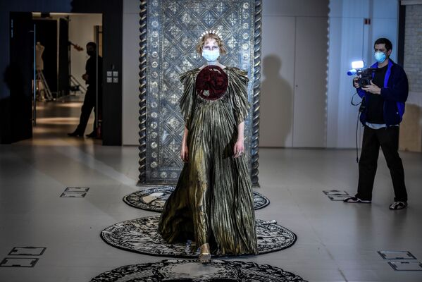Модель демонстрирует творение от Christian Dior во время примерки в модном доме Christian Dior Haute Couture в Париже - Sputnik Армения