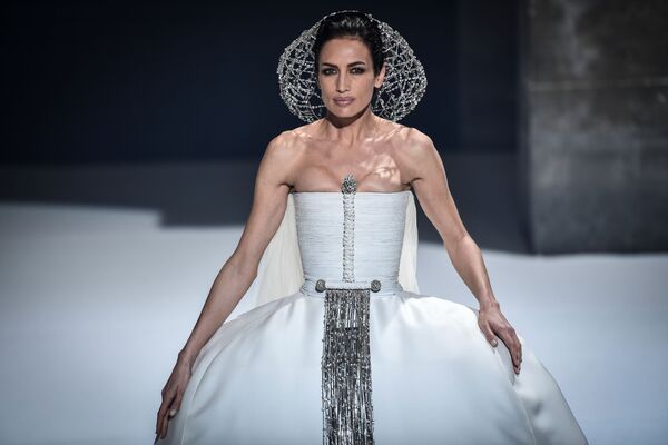 Модель представляет творение французского дизайнера Стефана Роллана на Paris Haute Couture Fashion Week - Sputnik Армения