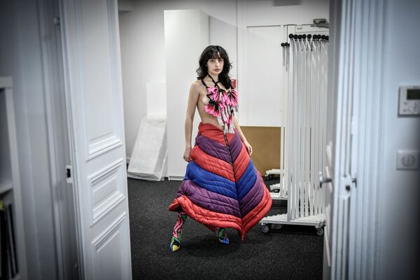 Модель представляет коллекцию французского дизайнера Charles de Vilmorin на Paris Haute Couture Fashion Week - Sputnik Армения