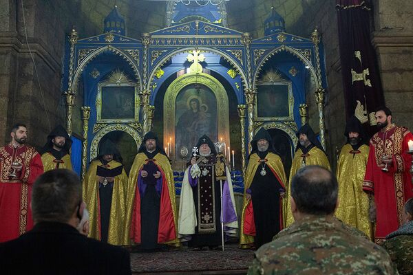 Կաթողիկոսը որոշ զինվորականների Հայոց եկեղեցու «Սուրբ Ներսես Շնորհալի» շքանշան է հանձնել - Sputnik Արմենիա