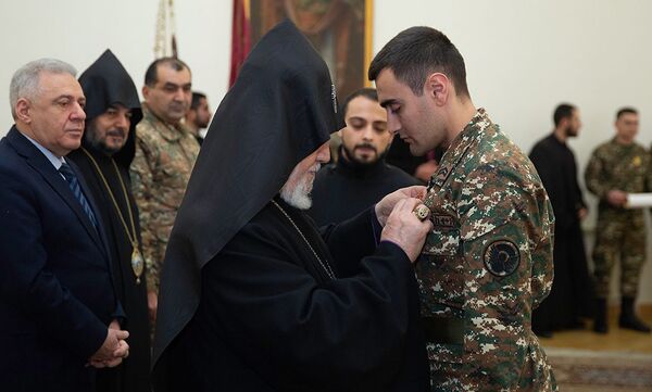 Կաթողիկոսը որոշ զինվորականների Հայոց եկեղեցու «Սուրբ Ներսես Շնորհալի» շքանշան է հանձնել - Sputnik Արմենիա