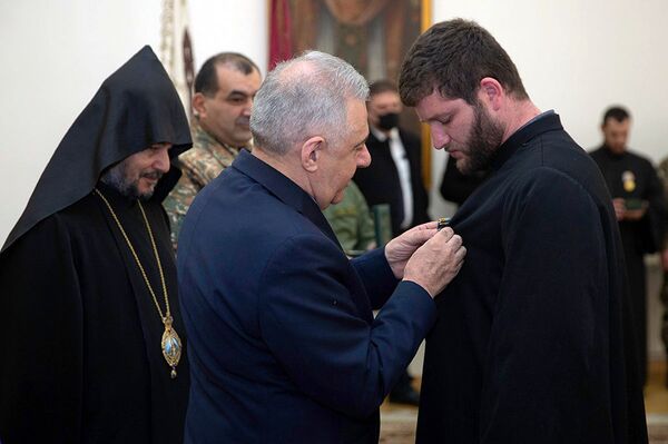 Կաթողիկոսը որոշ զինվորականների Հայոց եկեղեցու «Սուրբ Ներսես Շնորհալի» շքանշան է հանձնել - Sputnik Արմենիա