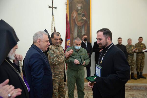 Կաթողիկոսը որոշ զինվորականների Հայոց եկեղեցու «Սուրբ Ներսես Շնորհալի» շքանշան է հանձնել - Sputnik Արմենիա