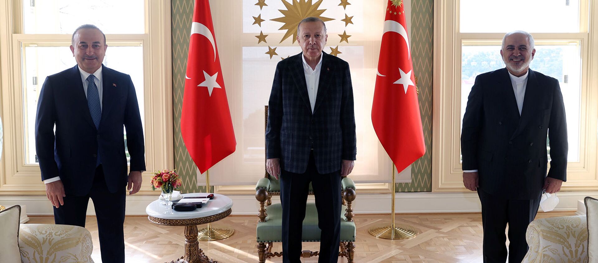 Президент Турции Тайип Эрдоган в сопровождении министра иностранных дел Мевлюта Чавушоглу встретился с министром иностранных дел Ирана Джавадом Зарифом (29 января 2021). Стамбул - Sputnik Արմենիա, 1920, 29.01.2021