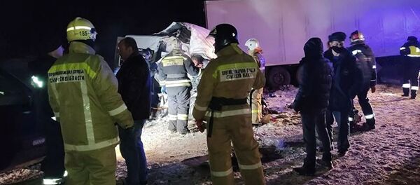 Дорожно-транспортное происшествие с участием микроавтобуса и грузового автомобиля в Самарской области (29 января 2021). Самара Дорожно-транспортное происшествие с участием микроавтобуса и грузового автомобиля в Самарской области (29 января 2021). Самара - Sputnik Армения