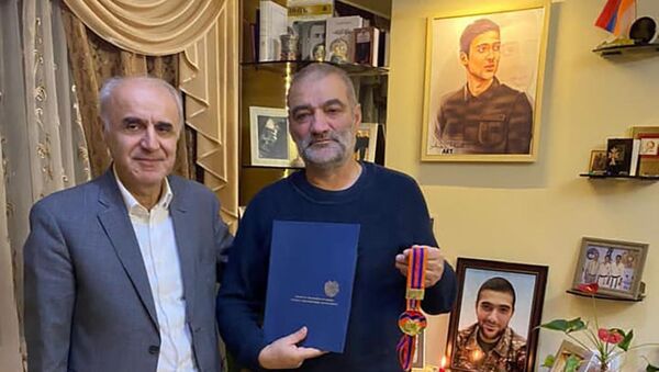 Посол Армении в Иране Арташес Туманян посетил семью Артура Сукиасяна, погибшего во время Карабахской войны  - Sputnik Армения