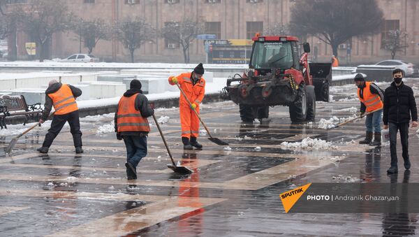 Сотрудники муниципальной службы убирают снег с площади Республики (30 января 2021). Еревaн - Sputnik Արմենիա