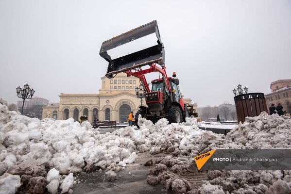 Сотрудники муниципальной службы убирают снег с площади Республики (30 января 2021). Еревaн - Sputnik Армения
