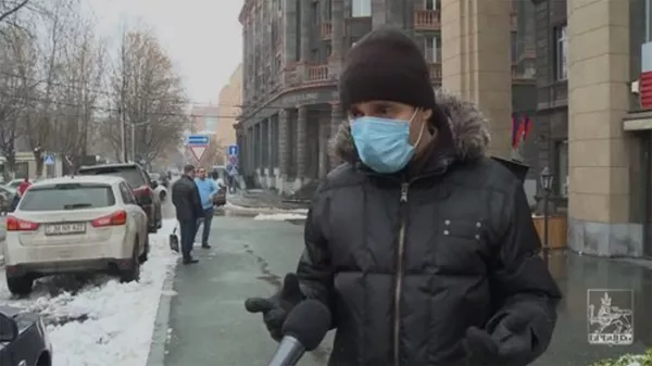 Мэр Еревана появился на людях и решил лично показать, как убирать снег – видео Мэр Еревана появился на людях и решил лично показать, как убирать снег – видео - Sputnik Армения