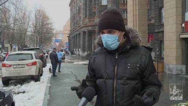 Мэр Еревана появился на людях и решил лично показать, как убирать снег – видео - Sputnik Армения