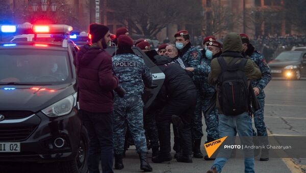 Полицейские подвергают аресту Исраела Акопкохяна на митинге оппозиции (28 января 2021). Еревaн - Sputnik Արմենիա