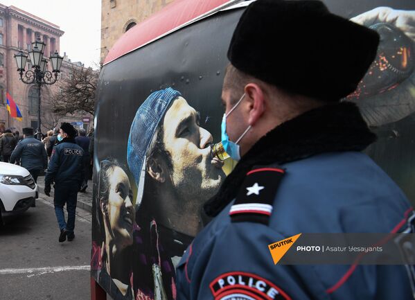 Полицейские на площади Республики во время митинга оппозиции (28 января 2021). Еревaн - Sputnik Армения