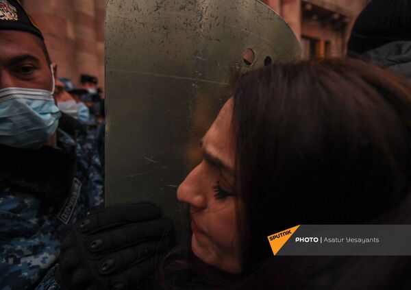 Ոստիկանն ու ընդդիմության հանրահավաքի մասնակից կինը Հանրապետության հրապարակում (28 հունվարի, 2021), Երևան
 - Sputnik Արմենիա