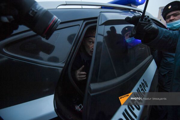 Полицейские подвергают аресту Тиграна Чобаняна на митинге оппозиции (28 января 2021). Еревaн - Sputnik Армения