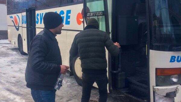 Застрявший из-за непогоды автобус с пассажирами направляется в Степанакерт (31 января 2021). Сисиан - Sputnik Армения