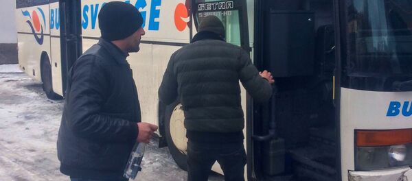 Застрявший из-за непогоды автобус с пассажирами направляется в Степанакерт (31 января 2021). Сисиан - Sputnik Արմենիա