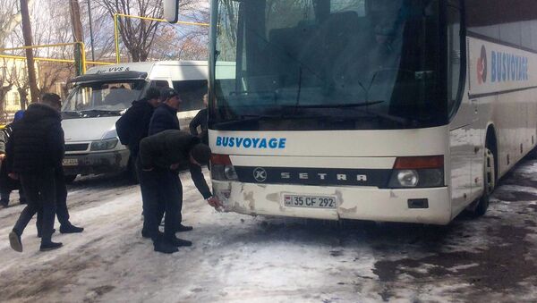 Застрявший из-за непогоды автобус с пассажирами направляется в Степанакерт (31 января 2021). Сисиан - Sputnik Արմենիա