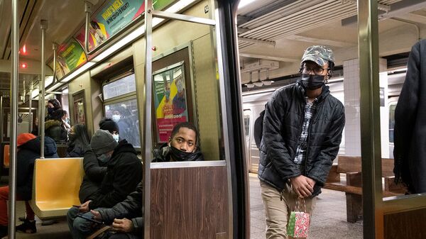 Пассажиры в масках в Бруклине - Sputnik Армения
