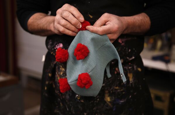 Мастер изготовляет маску в виде вируса COVID-19 в Венеции - Sputnik Армения