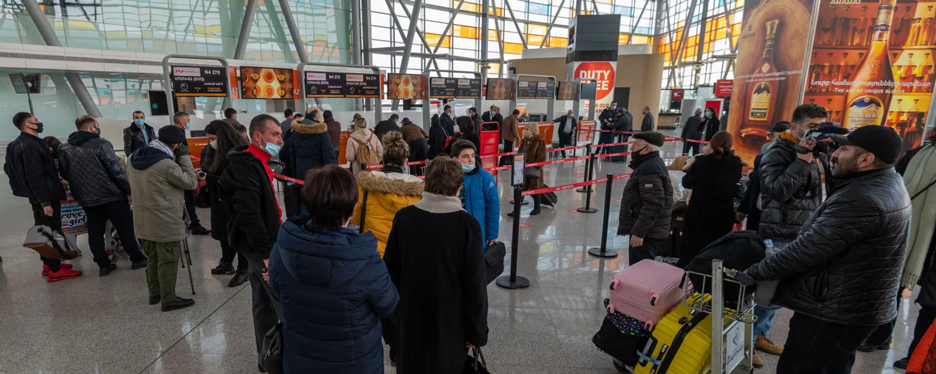 Пассажиры рейса Ереван-Москва в зале вылета аэропорта Звартноц (1 февраля 2021). Еревaн - Sputnik Армения, 1920, 03.01.2022